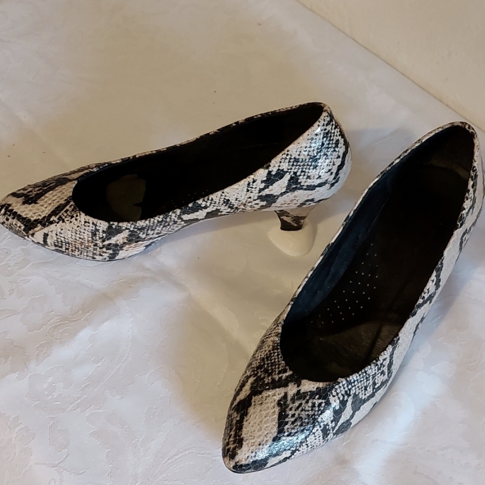 Vanna White, comfort shoes, size 9. 2 " hill.Pre-owned.